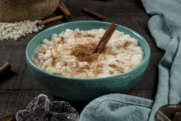 Riz au lait de soja et pruneaux pochés dans le thé